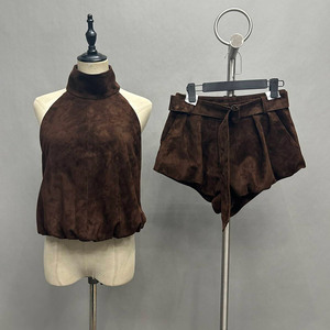 2025年カスタム2ピースセットファッションセクシーフラワーバド形クロップドベストミニパンツ冬用ヤギスエードレザートップショーツセット - Product Image 2