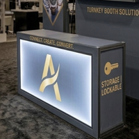 Stand d'exposition modulaire rétroéclairé 10x20 en ligne avec affichage LED SEG et espace de rangement pour la showroom masculine de Dallas