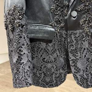 Personalizzabile: abito da uomo con cuciture in <span class=keywords><strong>pizzo</strong></span> nero personalizzato di fascia alta alla moda con strass e gioiello impreziosito. - Product Image 5