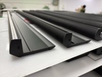 Profilé d'escalier en aluminium noir avec LED intégrées, dimensions 65x28mm, pour cinéma et théâtre