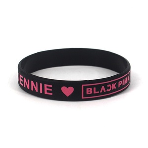 Bracelets en silicone dorés personnalisables Youmigift, bracelets en caoutchouc personnalisés pour le sport et la mode avec logo - Product Image 4