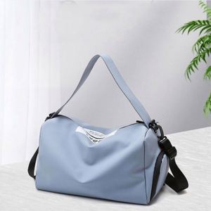 Sac de sport pour femme résistant à l'eau avec logo personnalisé, compartiment à chaussures, sac de sport pour entraînement physique - Product Image 3
