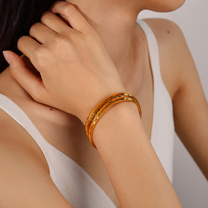Pulsera Minimalista de Moda Europea y Americana con Corte de Diamante y Diseño de Ondas, Chapada en Oro de 18K, Diseño Abierto, Joyería Unisex - Product Image 4