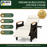 Chaise longue d'extérieur inclinable en rotin PE avec dossier réglable, repose-pieds, table latérale pliable et accoudoirs en bois