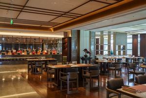 ชุดเฟอร์นิเจอร์โรงแรม SHIYI Fairfield Inn by Marriott สำหรับห้องนอน ห้องน้ำ พร้อมตู้ใต้อ่างล้างหน้า และโซฟาในล็อบบี้ - Product Image 5