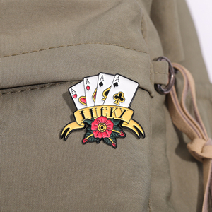 Broches en émail créatives en forme de cartes de poker chanceuses personnalisées par un designer, 4 cartes, fleurs, broches pour sac à dos, badge de revers, bijoux amusants - Product Image 3