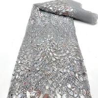 Tissu de dentelle brodée de paillettes de 130cm de large avec des tubes métalliques, des perles de perles et un film d'or pour le matériel de robe de mode