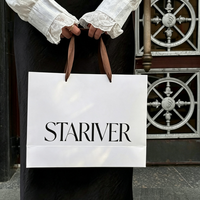 Sac shopping en papier blanc mat avec poignée en ruban satiné marron café, logo personnalisé imprimé, sac cadeau pour boutique de vêtements