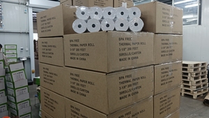 กระดาษม้วนความร้อนสำหรับเครื่องบันทึกเงินสดจากโรงงานโดยตรง ขนาด 80 มม. 57 มม. สำหรับใบเสร็จรับเงินแคชเชียร์ POS <span class=keywords><strong>ATM</strong></span> ธนาคาร - Product Image 5