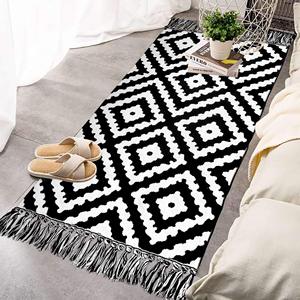 Tapis de salle de bain style bohème, 100% tissé, imprimé géométrique animal noir, réversible, tissage en coton avec pompons, fabrication mécanique - Product Image 3
