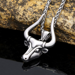 Collar con colgante de cabeza de toro de acero inoxidable yunique, accesorio de regalo de joyería de moda con forma de animal para hombre - Product Image 3