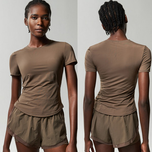 Vente en gros Ensemble 2 pièces d'entraînement pour femmes T-shirt ample à manches courtes et short 2 en 1 à empiècement en maille Ensemble de gymnastique tennis badminton - Product Image 4