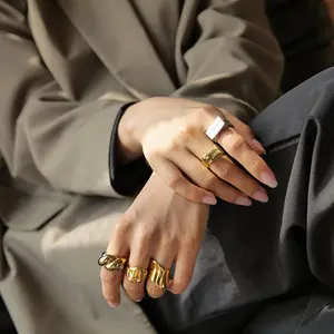 Anillos de dedo chapados en oro de 18 quilates, joyería ligera de gama alta personalizada al por mayor, versión exagerada, anillo cerrado de acero inoxidable