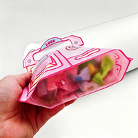 Sacs d'emballage personnalisés pour bonbons de machine à griffes, pochettes à fermeture éclair découpées sur mesure avec poignée et fenêtre pour jouets en gomme