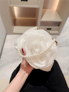 Sacs à main populaires dames imité soie perle poignée grande fleur <span class=keywords><strong>blanche</strong></span> sacs de soirée embrayages pour mariée <span class=keywords><strong>mariage</strong></span> sac tendance 2024 - Product Image 4