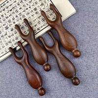 Masseur oculaire portatif Little Frog, gratte-tête et peigne pour le cuir chevelu, Gua Sha ergonomique en bois de santal vert et soie dorée