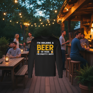 Estoy sosteniendo una cerveza, así que sí, estoy bastante ocupado, camiseta de manga larga con humor. - Product Image 3