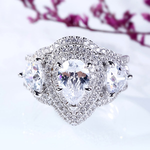 Set di Tre Anelli con Zirconi Scintillanti per Donne, Gioielli Eleganti e di Lusso per Matrimoni - Product Image 4