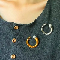 Broche élégante en acier inoxydable en forme de C, étanche, plaquée or 18K PVD, pour accessoires vestimentaires féminins