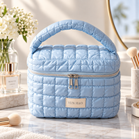 Sac de toilette matelassé personnalisé avec logo, grande capacité, fermeture éclair, organiseur de maquillage, rembourrage doux, portable, pour femmes