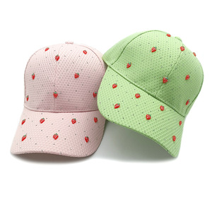 Gorra de Béisbol con Pedrería de Fresa para <span class=keywords><strong>Mujer</strong></span>, Sombrero de Sol Transpirable de Verano con Decoración de Fresa para Uso Diario al Aire Libre - Product Image 2