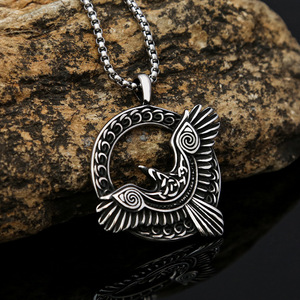 Colgante de cuervo Odín de acero inoxidable yunique, collar de moda retro para hombre con diseño de alas para joyería al por mayor - Product Image 1