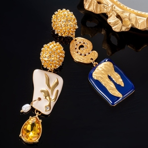 Boucles d'oreilles vintage au style luxueux et élégant, ornées du nouveau motif asymétrique « œil du diable » de Shapa, exsudant une touche de raffinement. - Product Image 3