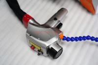 Machine de nettoyage au laser à fibre pulsée haute précision 300W pour l'élimination de la rouille et le décapage de la peinture sur moules métalliques et pièces automobiles