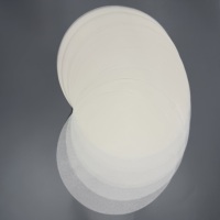 Einfach zu verwendendes, perforiertes, vorgeschnittenes Backpapier für Heißluftfritteusen aus lebensmittelechtem Holzfaser-Material für die tägliche Familienmahlzeitenzubereitung.