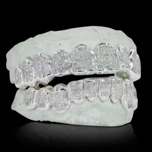 Grillz Dentales de Lujo en Plata, Hechos a Medida, con Diamantes de Corte Princesa y Moissanita, Estilo Iced Out - Product Image 1