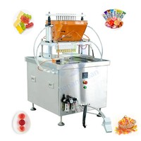 Machine à déposer et à verser pour la fabrication de bonbons en forme d'ours en amidon de gomme / Machines pour bonbons et confiseries