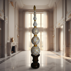 Ornement décoratif de luxe blanc et or avec base en bois - Ornement sur pied orné pour une décoration élégante de la maison et des événements - Product Image 3