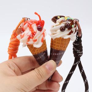 Llavero/colgante para bolso con forma de cono de helado en miniatura, un cono de helado lindo y realista con temática de comida. - Product Image 3