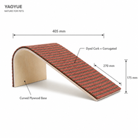 Grattoir pour chat Wave Cat Scratcher Large en liège teinté et carton ondulé avec base inclinée 405x270x175mm