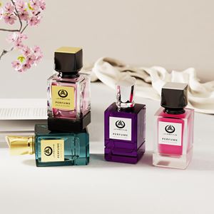 [Personalizado] Botella de vidrio cuadrada de alta calidad Tapa de oro irregular de lujo Atomizador de perfume negro con tapa - Product Image 3