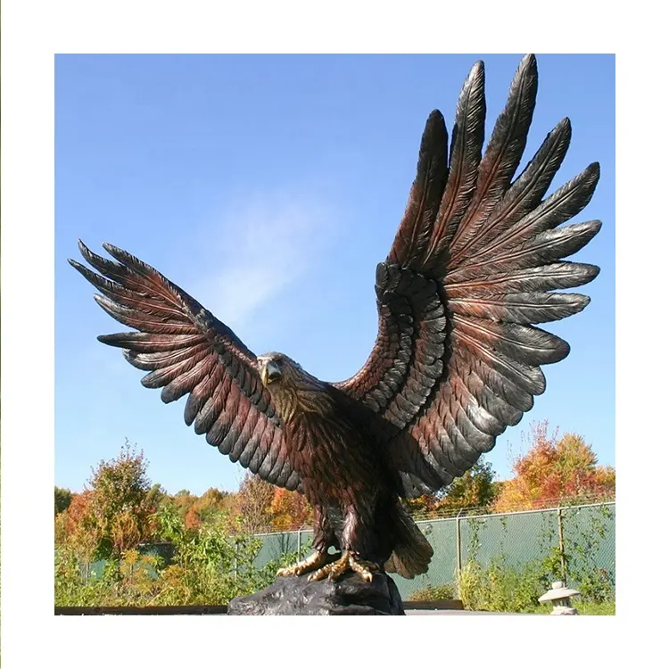 Изготовленные на заказ металлические животные ремесла большие латунные бронзовые крылья с орлом садовая скульптура для декора школьного двора