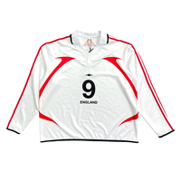 Maillot de football rétro personnalisé à manches longues pour homme, coupe courte, style vintage, impression par sublimation, bande rouge contrastante, logo personnalisé