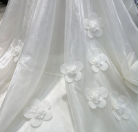 Tissu satiné plissé floral 3D fait main, maille brillante blanche, textile floral 3D pour robe de mariée, robe de soirée