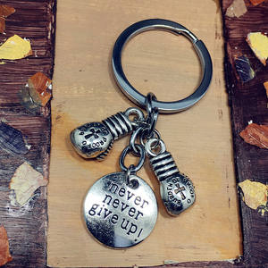 <span class=keywords><strong>Prix</strong></span> usine ne jamais abandonner la boxe porte-clés en métal de motivation ne jamais abandonner la boxe porte-clés de gymnastique en métal porte-clés de voiture pour hommes - Product Image 1