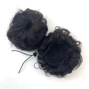 ที่มัดผมแบบเชือกผูกสีดำ สำหรับผมหนาเป็นลอน ทรงผมบันยุ่งๆ  ทำจากผมแท้  ให้ลุคแฟชั่น สง่างาม และดูโดดเด่น - Product Image 1