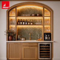 Meuble de cuisine Alland sur mesure, style campagne française du milieu du siècle, en chêne clair satiné, avec armoires cintrées cannelées et bar intégré