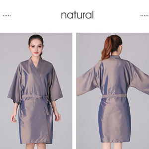 ชุดคลุมกันน้ำสำหรับร้านเสริมสวย ผ้าโพลีเอสเตอร์สีน้ำเงิน พิมพ์โลโก้ตามสั่ง สำหรับลูกค้าร้านเสริมสวย ช่างทำผม ช่างตัดผม ช่างสปา - Product Image 5