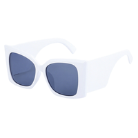 Partagas personnalisé Logo oeil de chat surdimensionné cadre UV400 lunettes de soleil blanc léger à la mode en gros pour les femmes