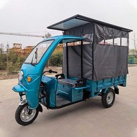 Tricycle Électrique Semi-fermé pour Passagers, Keke Électrique pour le Transport de Marchandises et de Personnes avec Panneaux Solaires