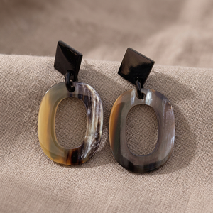 Boucles d'oreilles pendantes modernes faites à la main en corne de buffle 100% naturelle, créoles uniques et tendance, légères et durables, artisanat naturel - Product Image 1