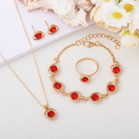 Ensemble de quatre pièces tendance transfrontalier européen et américain : collier, boucles d'oreilles, bagues et bracelets en forme de cœur de pêche - Vente en gros