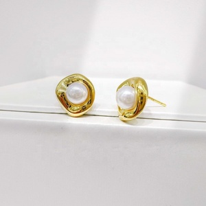 Boucles d'oreilles de luxe coréennes en laiton plaqué or 18 carats, design géométrique vintage unique, avec perles, pour femme, prix de gros - Product Image 4