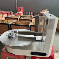Machine à étaler la crème à gâteau sur le bureau / Machine à lisser et à décorer les gâteaux d'anniversaire
