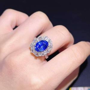 Anillo de Oro Blanco de 18K con Zafiro Azul Cornflower Natural de 5.11ct AIGS y 55 Diamantes Sudafricanos para Damas, Ideal para Eventos Nocturnos - Product Image 2