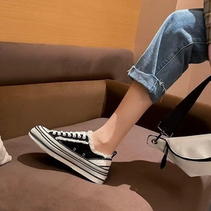 Chaussures de sport élégantes en toile de haute qualité pour hommes et femmes, style rétro décontracté pour le skateboard. - Product Image 1